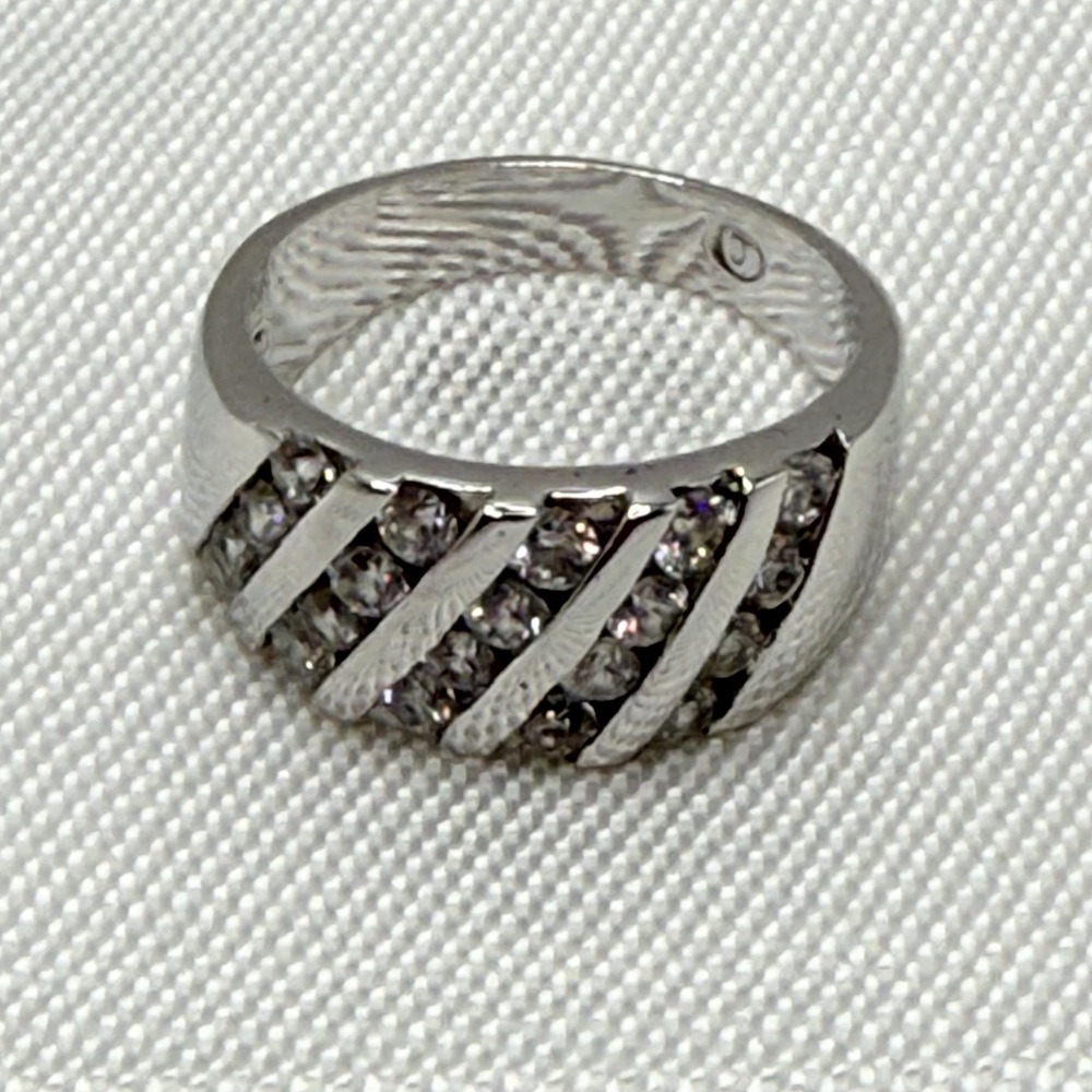 Vintage Silver Tone Ring w/ Pavé Clear Rhinestone Twist Center - Size 8
